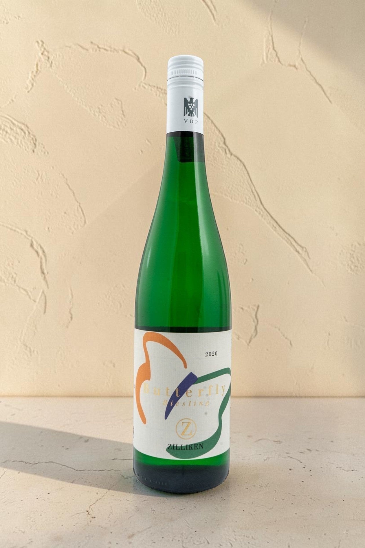 Botella de vino blanco Wellnex Weingut Zilliken Butterfly Riesling con etiqueta colorida sobre fondo neutro