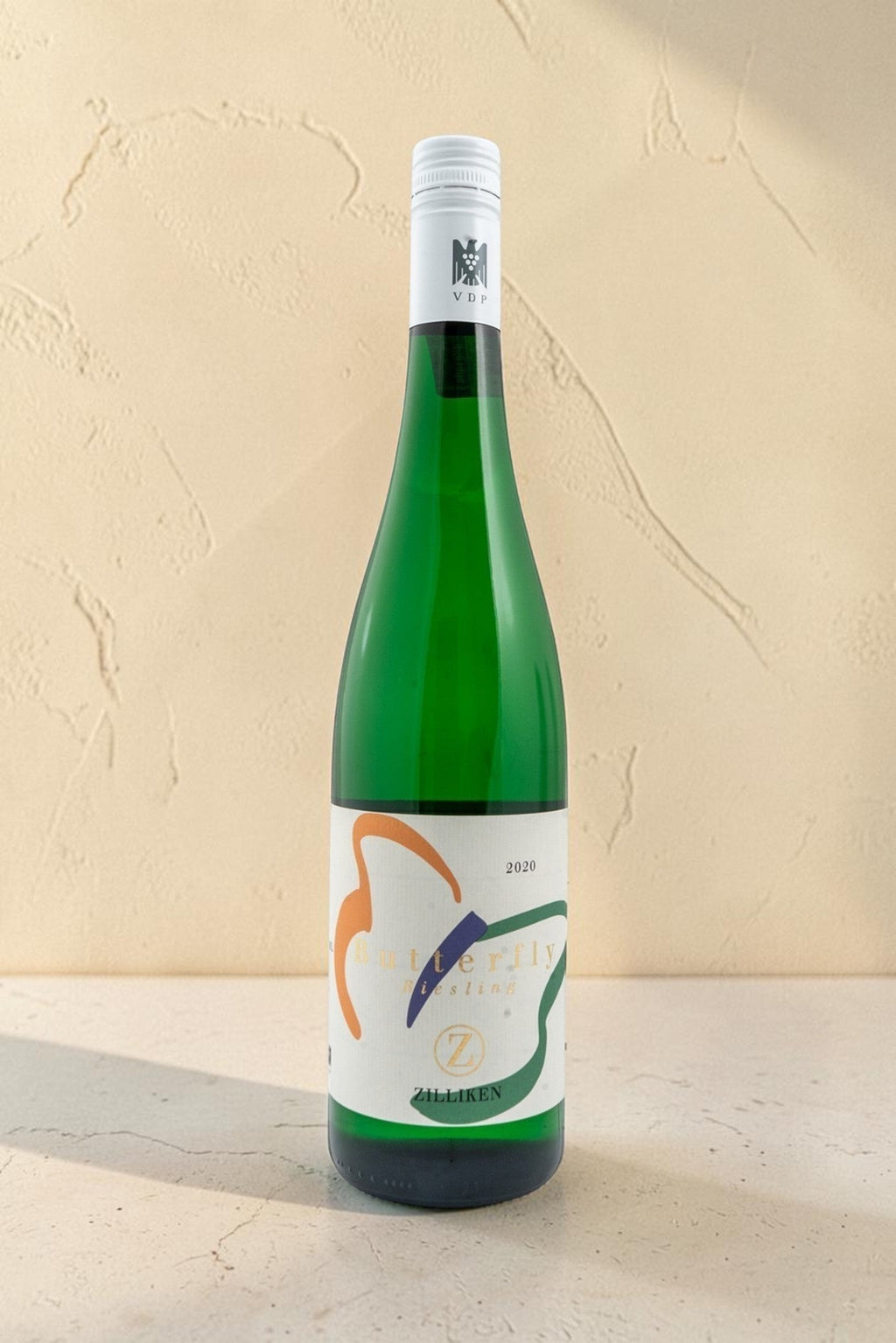Botella de vino blanco Wellnex Weingut Zilliken Butterfly Riesling con etiqueta colorida sobre fondo neutro