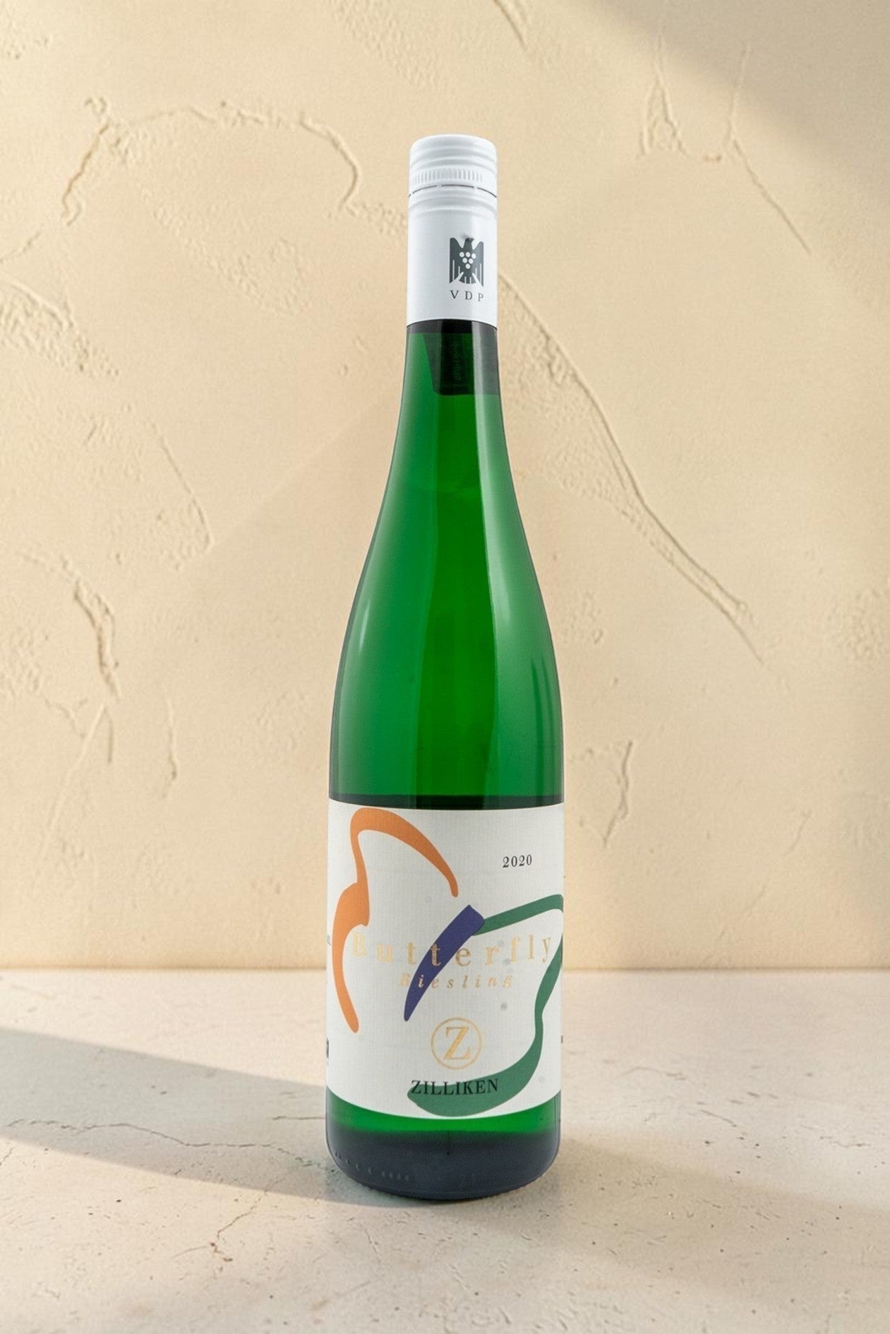 Botella de vino blanco Wellnex Weingut Zilliken Butterfly Riesling con etiqueta colorida sobre fondo neutro