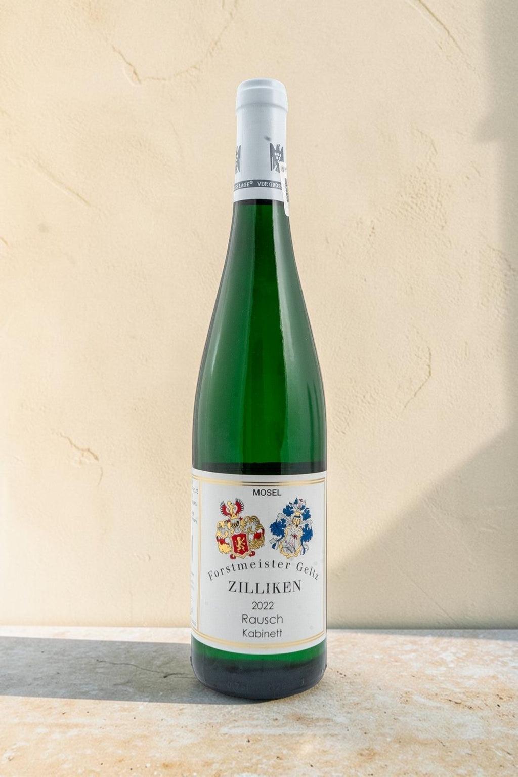 Botella de vino blanco Wellnex Weingut Zilliken Rausch Riesling Kabinett 2022 con etiqueta clásica sobre fondo neutro