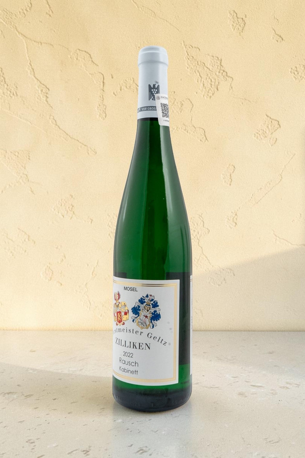 Botella de vino blanco Wellnex Weingut Zilliken Saarburg Rausch Riesling Kabinett 2022 sobre superficie de piedra