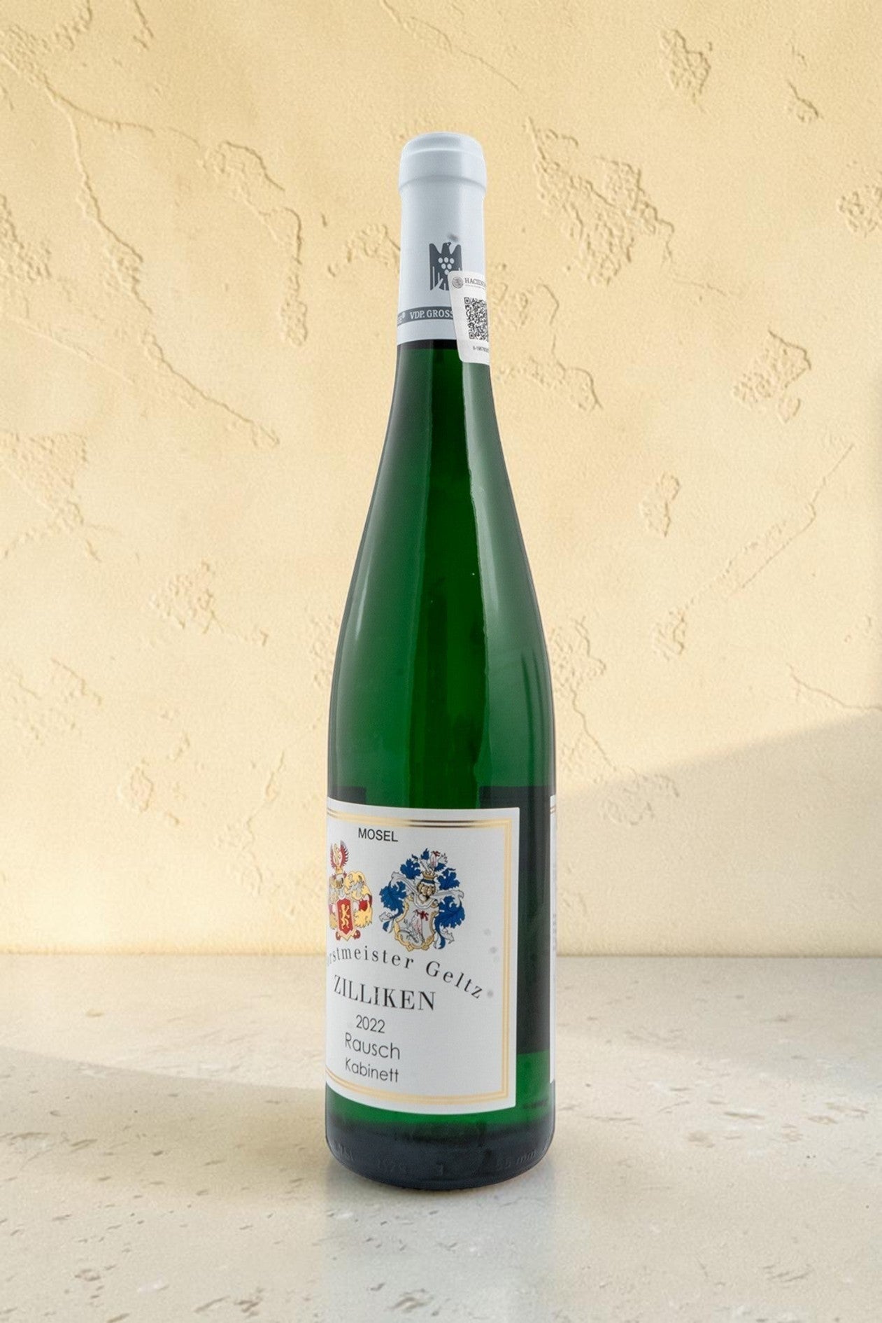 Botella de vino blanco Wellnex Weingut Zilliken Saarburg Rausch Riesling Kabinett 2022 sobre superficie de piedra