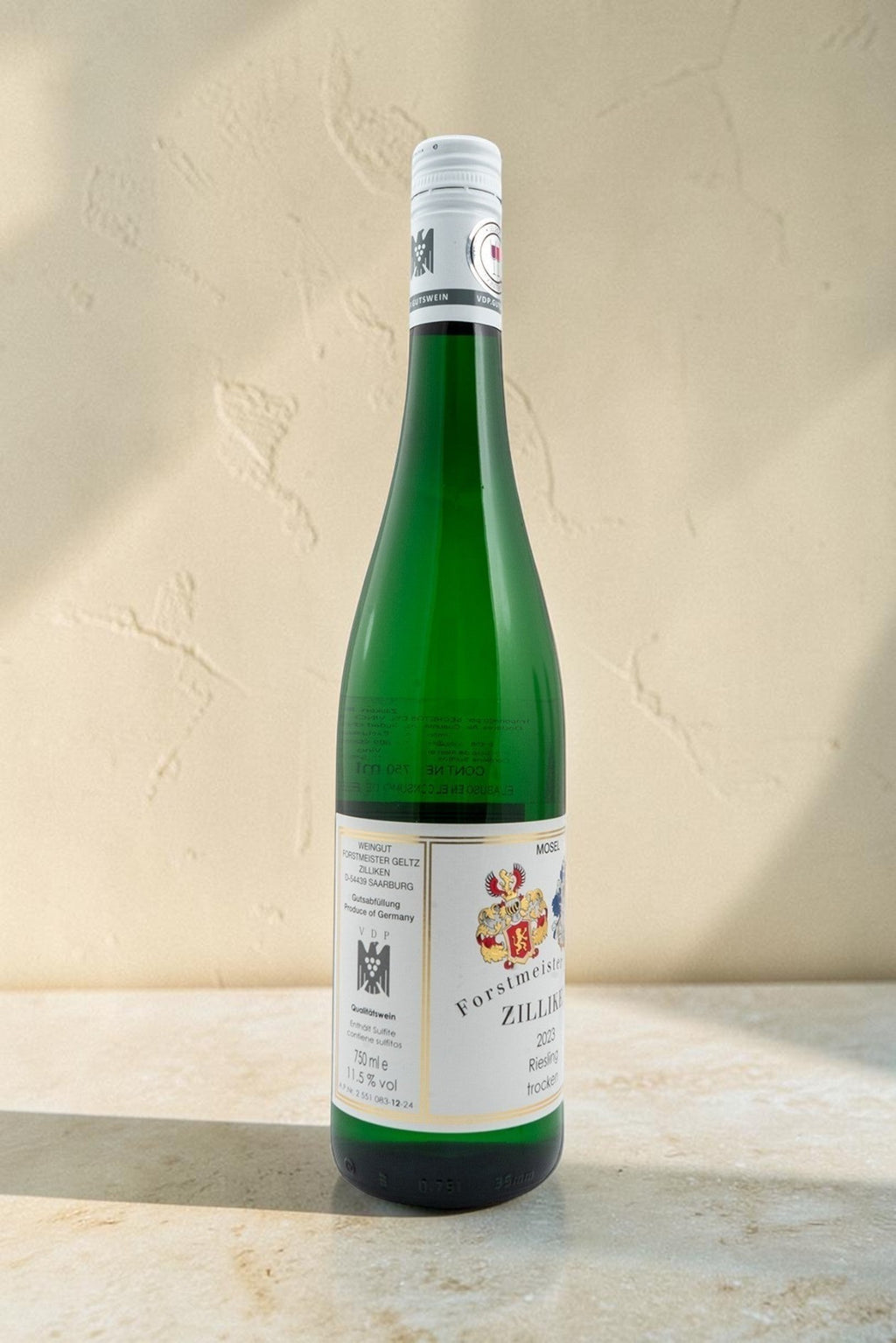 Botella de vino blanco Wellnex Weingut Zilliken Riesling Trocken con etiqueta clásica sobre fondo neutro