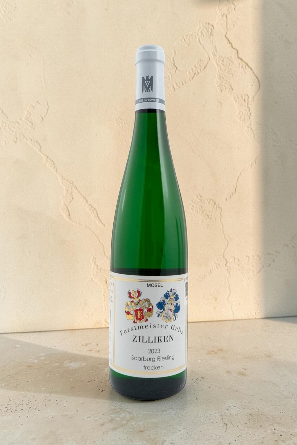 Botella de vino blanco Wellnex Weingut Zilliken Saarburg Riesling Trocken 2023 con etiqueta clásica y vidrio verde
